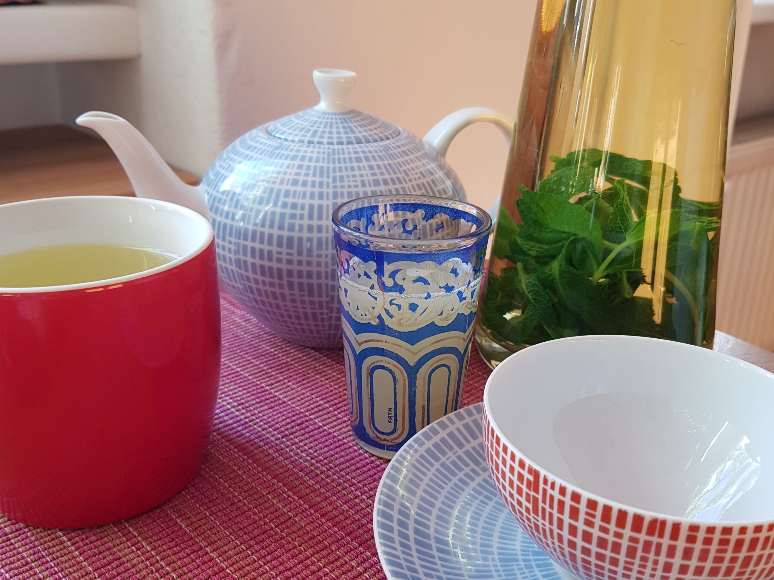 Tassen und Kannen mit Pfefferminztee, Glaubersalzlösung und frisch gepressten Zitronensaft