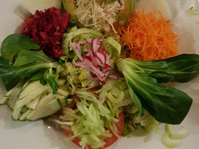 Rohkostteller mit geraspeltem Gemüse und Feldsalat