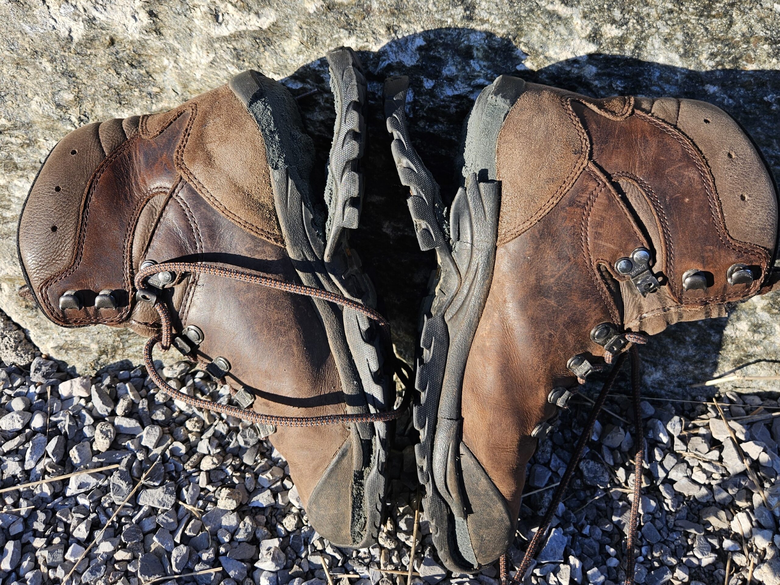 hochwertige Wanderschuhe mit abgelöster Sohle an den Fersen